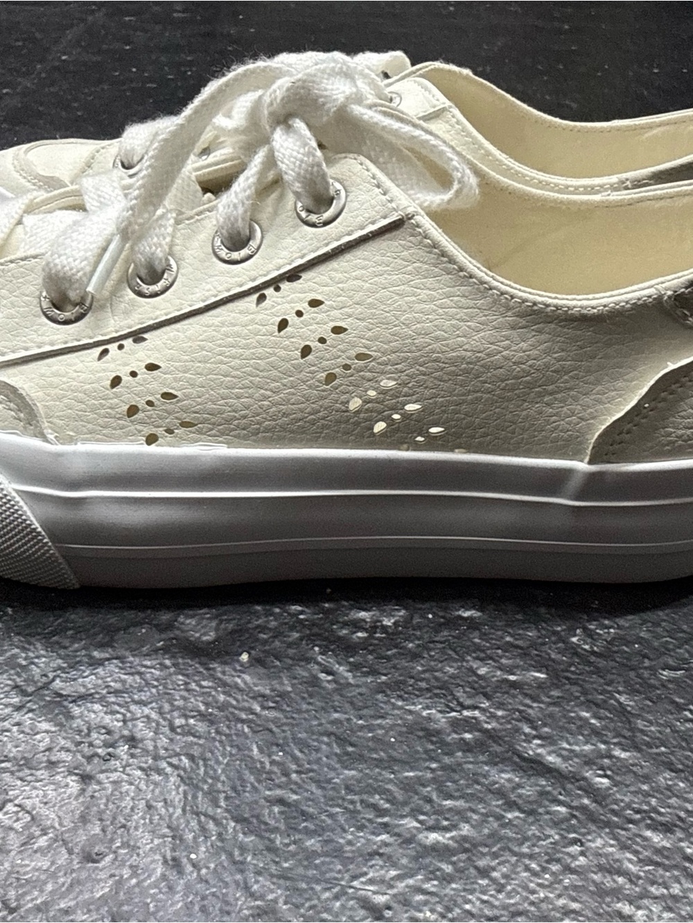 Blowfish Cream Low-Top Lace-Up Sneakers size 8.5 for women